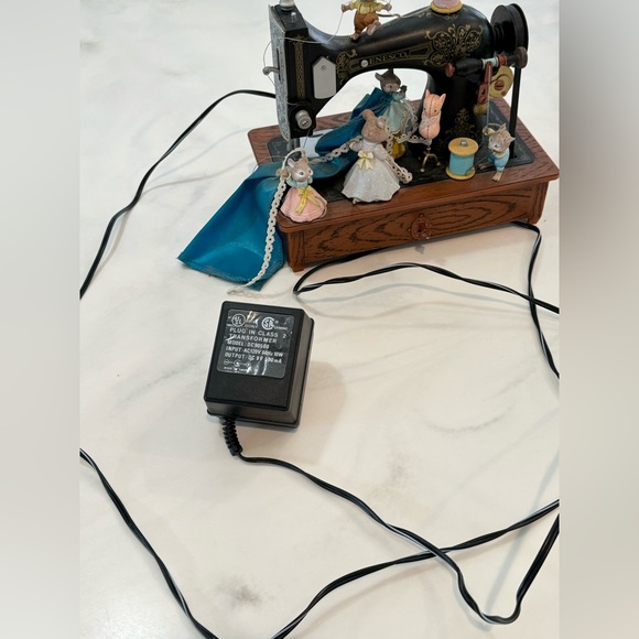 Vintage 1989 Karen Hahn ENESCO Mice Sewing Machine Musical Figurine collectible - Picture 5 of 9